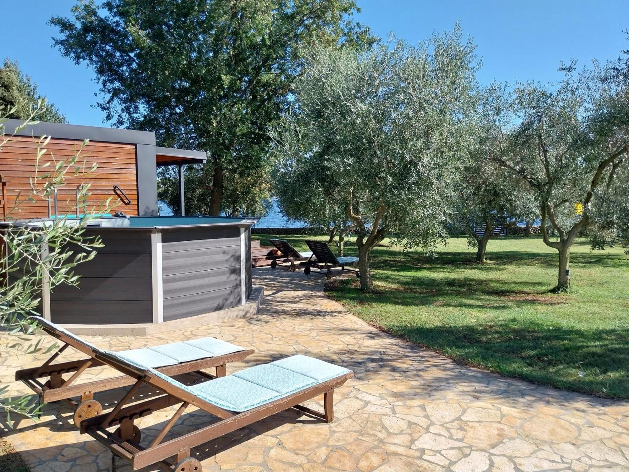 Beach House Ive With Jacuzzi, Pool, Playground And Bbq In An Olive Grove With A Beach, Pomer - Istria Esterno foto