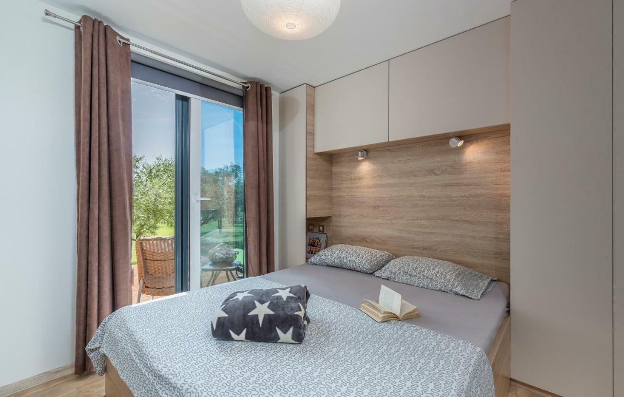 Beach House Ive With Jacuzzi, Pool, Playground And Bbq In An Olive Grove With A Beach, Pomer - Istria Esterno foto